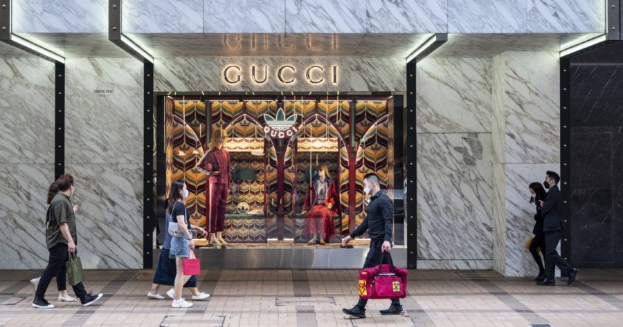 Акції власника Gucci впали на 15%