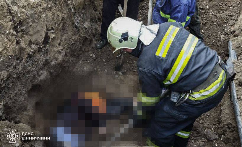 На Вінниччині рятувальники дістали з-під завалу загиблу людину