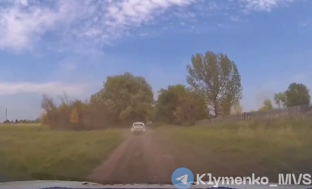 У Вовчанську окупанти обстріляли автомобіль поліції під час евакуації: загинув поліцейський (відео)